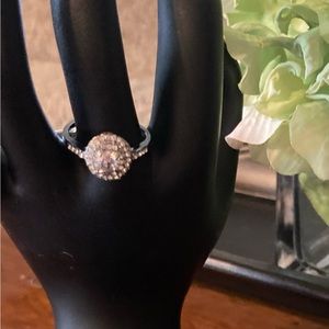 NWOT Beautiful silver tone ring